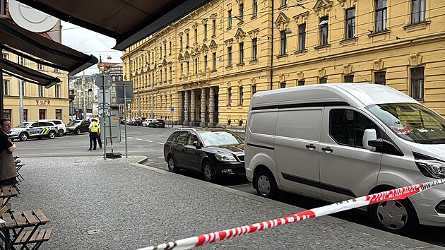 Policist zasahuj u nahlen bomby v budov mstskho soudu v ulici Splen. (28. ervence 2025)