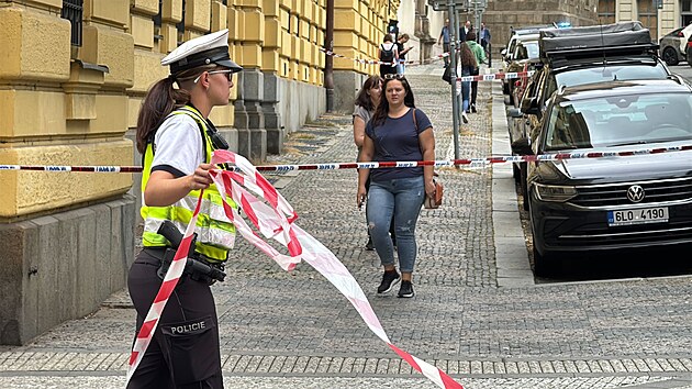Policie uzavela kiovatku Lazarsk v centru Prahy, kvli anonymovi, kter v budov mstskho soudu nahlsil bombu. (28. ervence 2025)