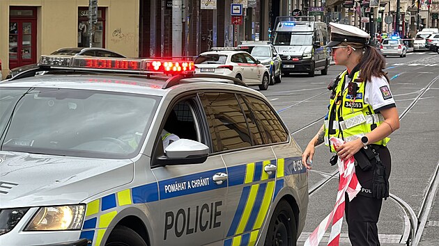 Policie uzavela kiovatku Lazarsk v centru Prahy, kvli anonymovi, kter v budov mstskho soudu nahlsil bombu. (28. ervence 2025)