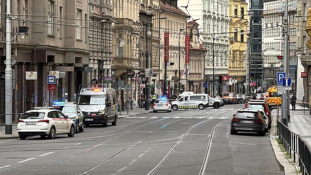 Policie uzavela kiovatku Lazarsk v centru Prahy, kvli anonymovi, kter v budov mstskho soudu nahlsil bombu. (28. ervence 2025)