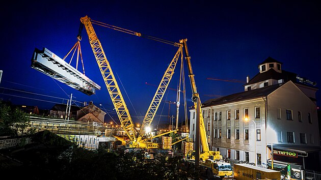 Instalace nov ocelov konstrukce elezninho mostu v Ndran ulici (22. ervence 2025)