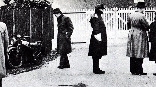Fort Belvedere uprosted Windsor Great Parku. Prv zde v roce 1936 abdikoval krl Eduard VIII., na trn pak usedl jeho bratr Ji VI., otec krlovny Albty II. Na snmku ekajc novini.