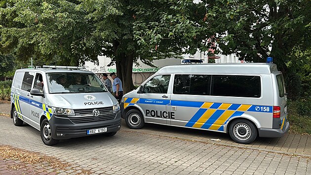 Prat policist zasahuj v Hornch Poernicch, kde byly zranny dv pbuzn eny. (24. ervence 2025)