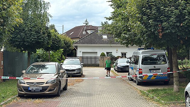 Prat policist zasahuj v Hornch Poernicch, kde byly zranny dv pbuzn eny. (24. ervence 2025)