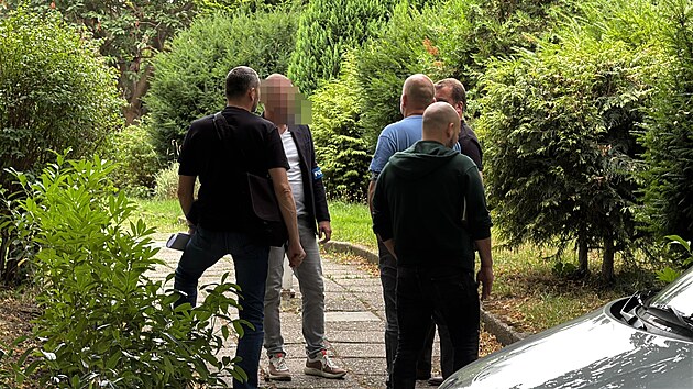Prat policist zasahuj v Hornch Poernicch, kde byly zranny dv pbuzn eny. (24. ervence 2025)