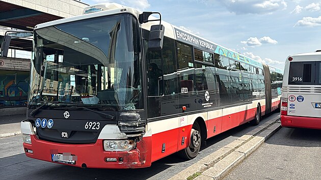 Na zastvce mstsk hromadn dopravy Smchovsk ndra narazil v nedlili odpoledne autobus do tramvaje. (20. ervence 2025)