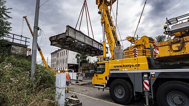 Demolice pvodnho elezninho mostu u Smchovskho ndra v Praze (21. ervence 2025)