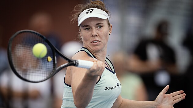Linda Nosková hraje forhend na turnaji WTA v Praze.