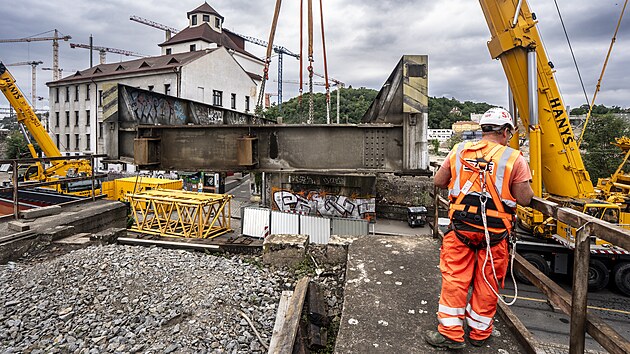 Demolice pvodnho elezninho mostu u Smchovskho ndra v Praze (21. ervence 2025)