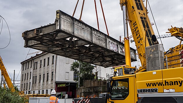 Demolice pvodnho elezninho mostu u Smchovskho ndra v Praze (21. ervence 2025)