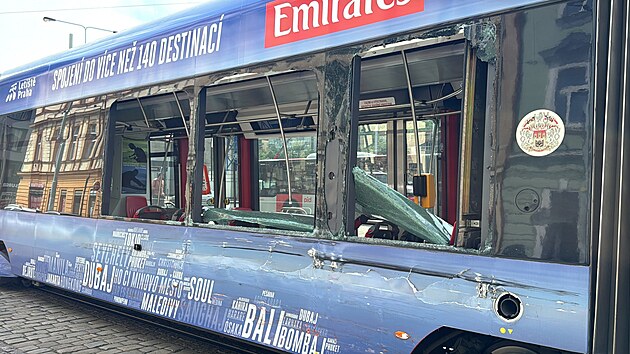 Na zastvce mstsk hromadn dopravy Smchovsk ndra narazil v nedlili odpoledne autobus do tramvaje. (20. ervence 2025)