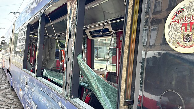 Na zastvce mstsk hromadn dopravy Smchovsk ndra narazil v nedlili odpoledne autobus do tramvaje. (20. ervence 2025)