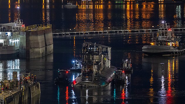 Remorkry tla pokozenou ponorku USS Connecticut do doku v lodnici v Pugetov zlivu. Vimnte si chybjcho kusu jej pd. Fotka je z roku 2023.