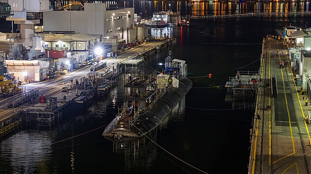 Pokozen ponorka USS Connecticut.v doku. Povimnte si chybjcho kusu pd. Fotka je z roku 2023.