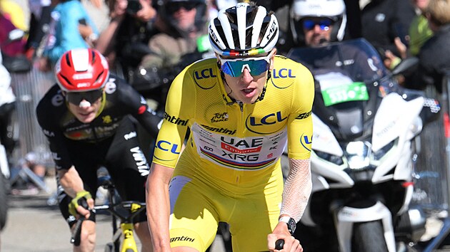 Tadej Poga�ar úto�í na Jonase Vingegaarda ve vý�lapu na Mont Ventoux.