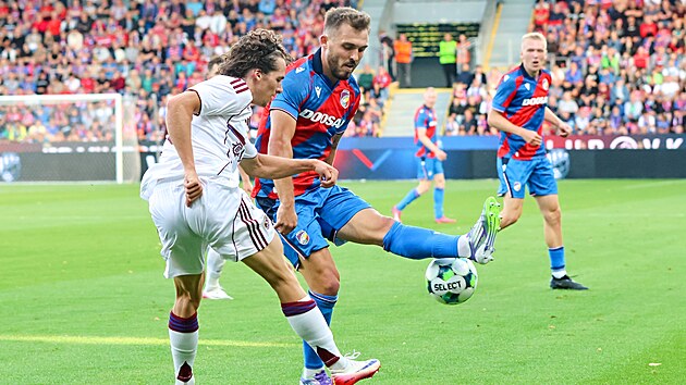 Tom� Ladra a Theo Magnin v souboji o m��.