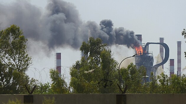 Por v ropn rafinerii ve mst bdn na jihu rnu. (19. ervence 2025)