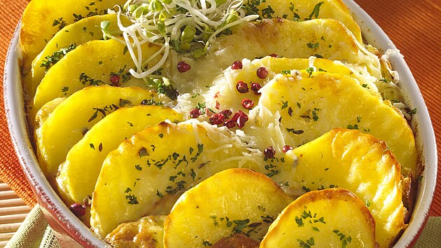 Zapeené brambory se strouhaným sýrem