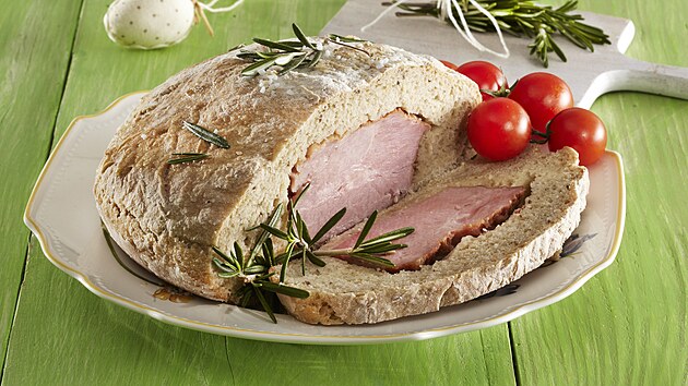 Uzené zapeené v chlebovém tst