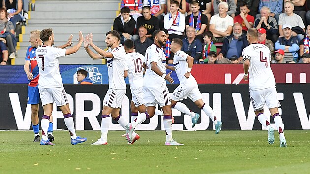 Hr��i Servette �eneva se raduj� z �vodn� branky proti Plzni.
