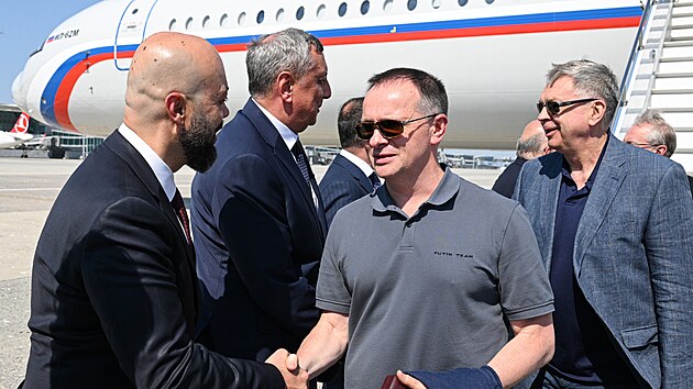 Rusk� delegace v �ele s Vladimirem Medinsk�m (v �ed�m triku) dorazila do Istanbulu. V tamn�m pal�ci �iragan se budou konat dal�� rusko-ukrajinsk� jedn�n�. (23. �ervence 2025)