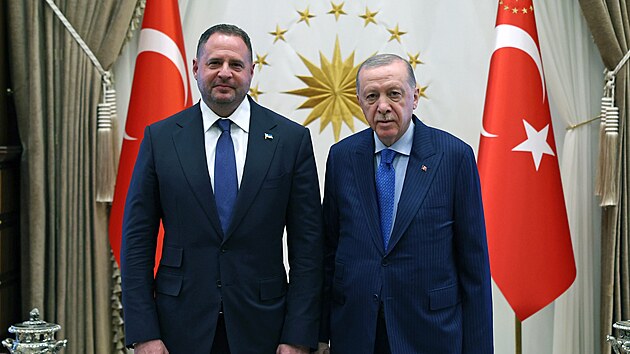 Tureck� prezident Recep Tayyip Erdogan (vpravo) p�ijal v Anka�e Andrije Jermaka, vedouc�ho kancel��e ukrajinsk�ho prezidenta Volodymyra Zelensk�ho. V istanbulsk�m pal�ci �iragan se budou konat dal�� rusko-ukrajinsk� jedn�n�. (23. �ervence 2025)