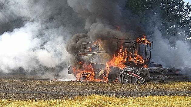 Na poli u obce tke shoel v nedli kombajn. (20. ervence 2025)