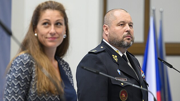 Ministryn� spravedlnosti Eva Decroix a dosavadn� prvn� n�m�stek bezpe�nostn�ho sboru Tom� H�lka, kter� bude od ��jna nov�m �editelem V�ze�sk� slu�by