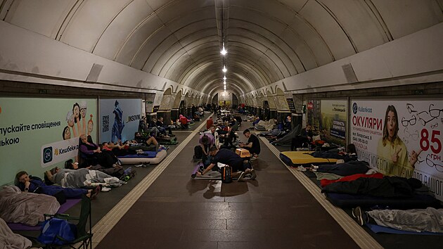 Lid se ukrvaj v metru bhem ruskho toku dron v rmci rusk invaze na Ukrajinu. (29. ervence 2025)