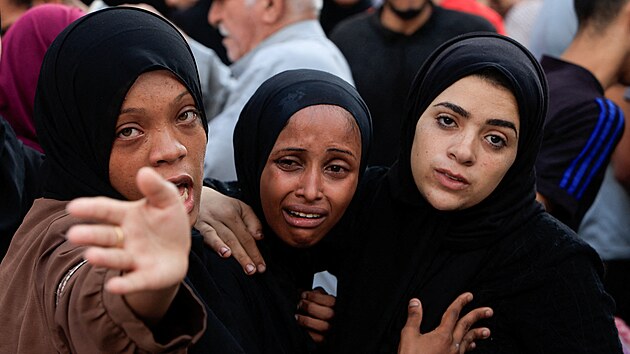 Poh�eb Palestinc� zabit�ch p�i rann�m izraelsk�m leteck�m �toku na d�m. (29. �ervence 2025)