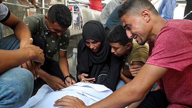 Poh�eb Palestinc� zabit�ch p�i rann�m izraelsk�m leteck�m �toku na d�m. (29. �ervence 2025)
