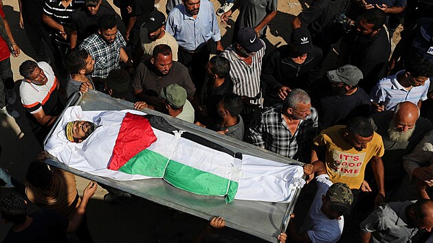 Poh�eb Palestinc� zabit�ch p�i rann�m izraelsk�m leteck�m �toku na d�m. (29. �ervence 2025)