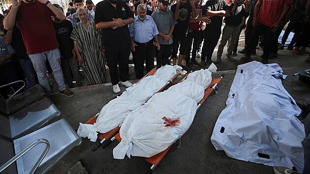 Poh�eb Palestinc� zabit�ch p�i rann�m izraelsk�m leteck�m �toku na d�m. (29. �ervence 2025)