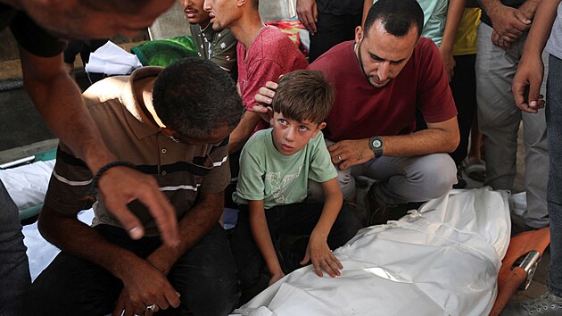 Poh�eb Palestinc� zabit�ch p�i rann�m izraelsk�m leteck�m �toku na d�m. (29. �ervence 2025)