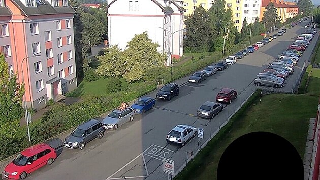 Strnci v Boskovicch bhem zdej pouti objevili nahho mue spcho na stee cizho auta. Nadchal pes ti promile alkoholu.