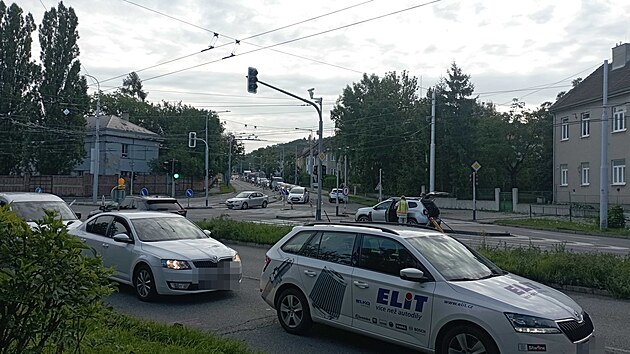 Kvli oprav povrchu silnice u bvalch kasren v brnnskch idenicch se v pondl 28. ervence 2025 tvoily zcpy, nejhor byla situace u kiovatky Svatoplukovy s Rokytovou.