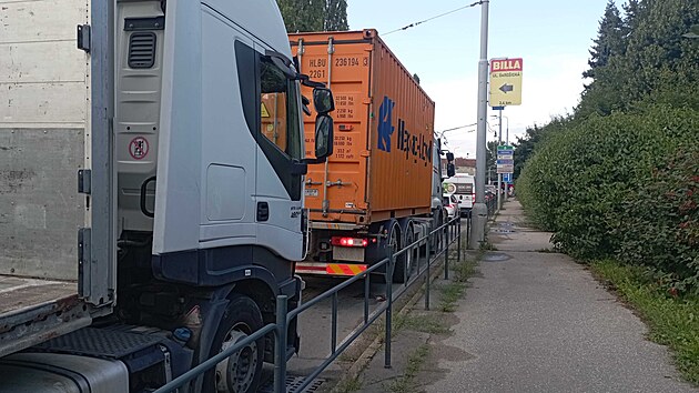 Kvli oprav povrchu silnice u bvalch kasren v brnnskch idenicch se v pondl 28. ervence 2025 tvoily zcpy, nejhor byla situace u kiovatky Svatoplukovy s Rokytovou.