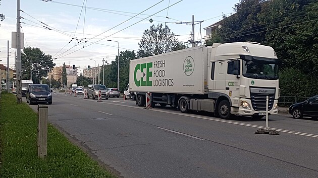 Kvli oprav povrchu silnice u bvalch kasren v brnnskch idenicch se v pondl 28. ervence 2025 tvoily zcpy, nejhor byla situace u kiovatky Svatoplukovy s Rokytovou.