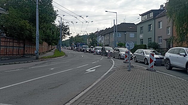 Kvli oprav povrchu silnice u bvalch kasren v brnnskch idenicch se v pondl 28. ervence 2025 tvoily zcpy, nejhor byla situace u kiovatky Svatoplukovy s Rokytovou.