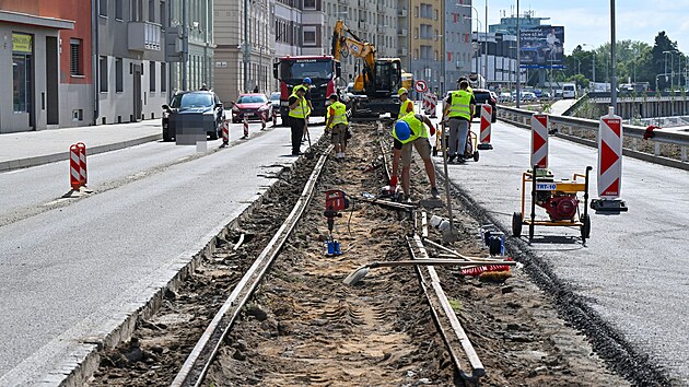 Silnii zaali vytrhvat koleje bval eleznin vleky v ulici Po vedouc na brnnsk vstavit. (29. ervence 2025)