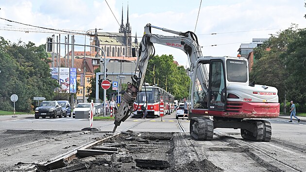 Silnii zaali vytrhvat koleje bval eleznin vleky v ulici Po vedouc na brnnsk vstavit. (29. ervence 2025)