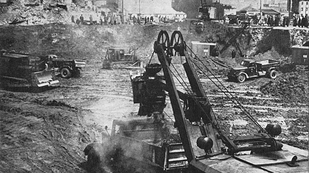 Vkopov prce pi stavb varavskho Palce kultury a vdy (1952)