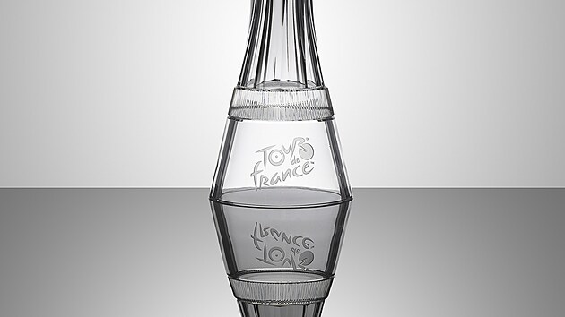 Trofeje pro vtze slavn Tour de France pochz opt z dlny sklskch mistr z lindavskho Lasvitu. Letos poprv obsahuje jejich design vloen kilov prsten a novinkou je tak barva skla Emerald Green, kterou m vza pro nejlepho sprintera.