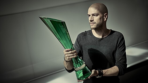 Trofeje pro vtze slavn Tour de France pochz opt z dlny sklskch mistr z lindavskho Lasvitu. Letos poprv obsahuje jejich design vloen kilov prsten a novinkou je tak barva skla Emerald Green, kterou m vza pro nejlepho sprintera. Na fotografii designr Peter Olah.