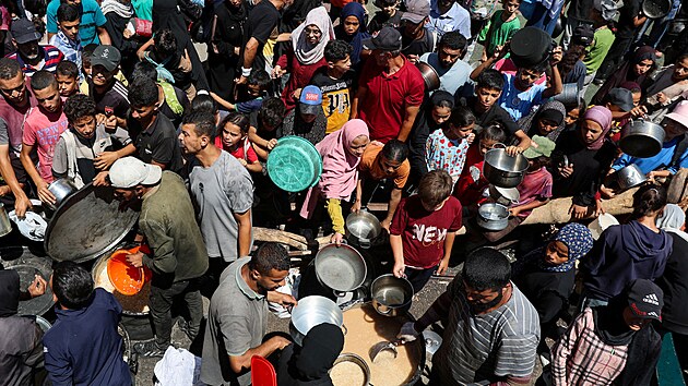 Palestinci, kte trp hladem, se shromauj u vdeje jdla z charitativn kuchyn v Nusajrtu v centrln sti psma Gazy. (20. ervence 2025)