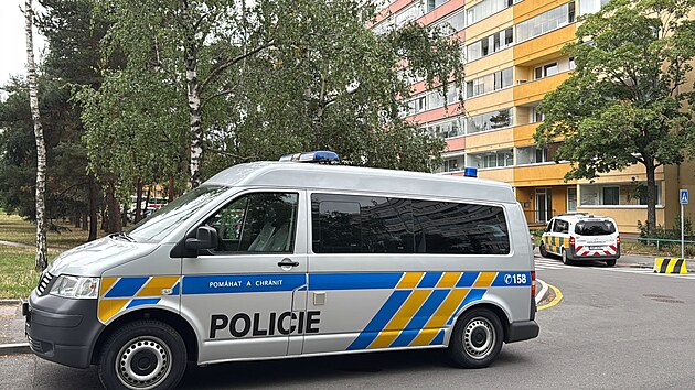 Kriminalist a policist zasahuj v prask Kri kvli podezelmu mrt osoby v byt. (24. ervence 2025)