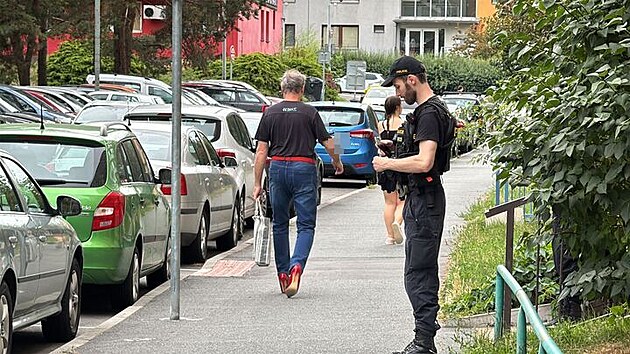 Kriminalist a policist zasahuj v prask Kri kvli podezelmu mrt osoby v byt. (24. ervence 2025)