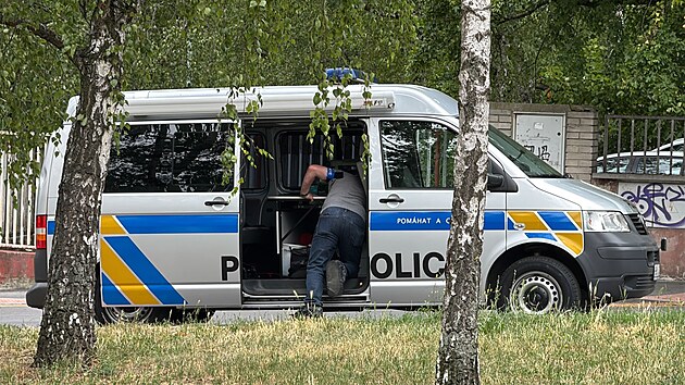 Kriminalist a policist zasahuj v prask Kri kvli podezelmu mrt osoby v byt. (24. ervence 2025)