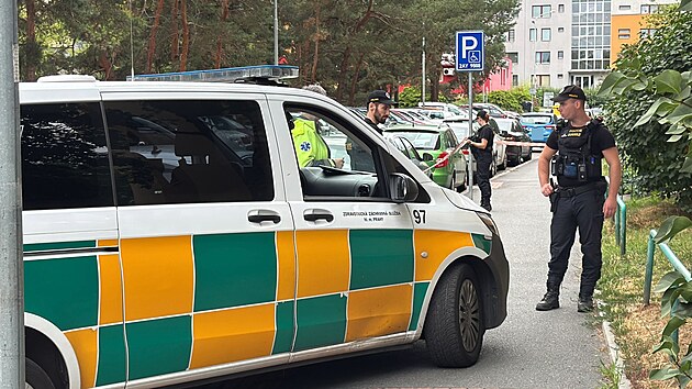 Kriminalist a policist zasahuj v prask Kri kvli podezelmu mrt osoby v byt. (24. ervence 2025)