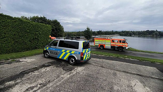 patn zabrzdn automobil sjel do pehradn ndre Olen. (28. ervence 2025)